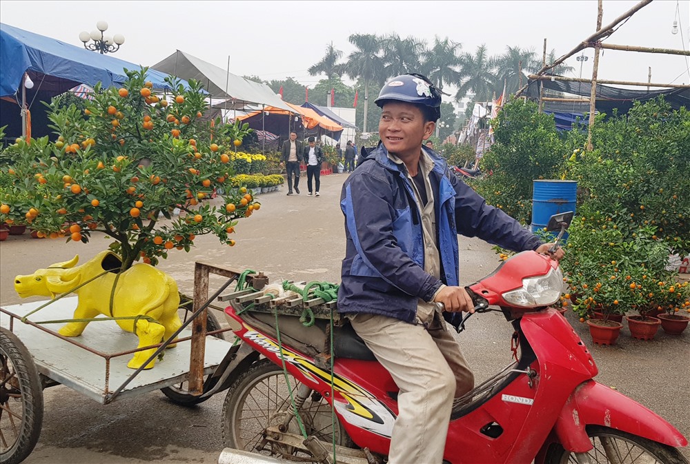 Anh Nguyễn Văn Dũng, người chở thuê ở Chợ hoa Tết Ninh Bình cho biết, mỗi ngày làm từ 8h sáng đến 22 giờ tối cũng kiếm được từ 1.000.000 - 3.000.000 đồng. Ảnh: NT