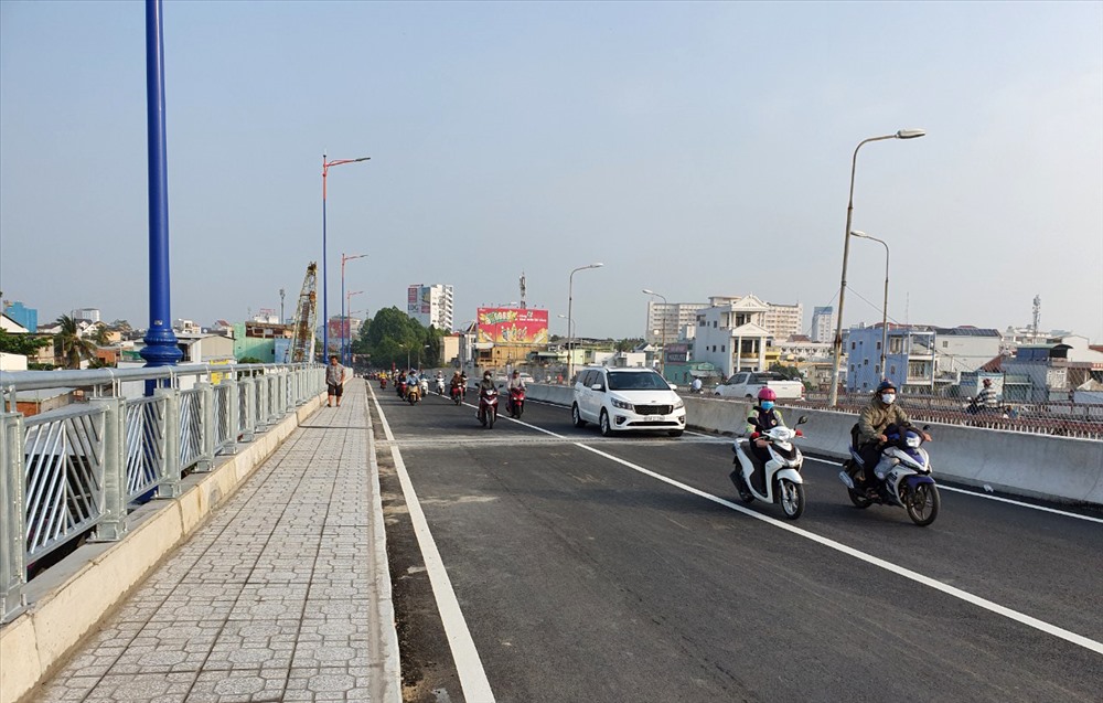 Các phương tiện lưu thông qua cầu Quang Trung 2 trong ngày thông xe