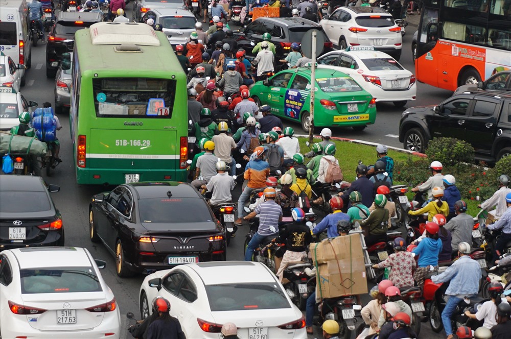 “Gần một tuần trước Tết, đi ngang qua Bến xe Miền Đông là nỗi ám ảnh của nhiều người. Nơi đây ùn tắc từ sáng đến tối vì xe cộ ra vào bến rất nhiều, người dân đi lại đông đúc” - ông Bình (lái xe ôm, quận Bình Thạnh) cho biết.