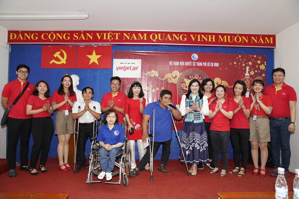 Đại diện Vietjet giao lưu cùng thành viên ưu tú Trương Minh Trung (áo xanh)