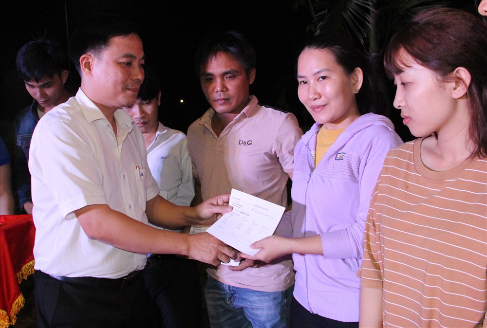Có 20 thanh niên công nhân tiêu biểu được trao tặng vé máy bay về quê đón Tết cùng gia đình trong dịp này. Ảnh: Đình Trọng