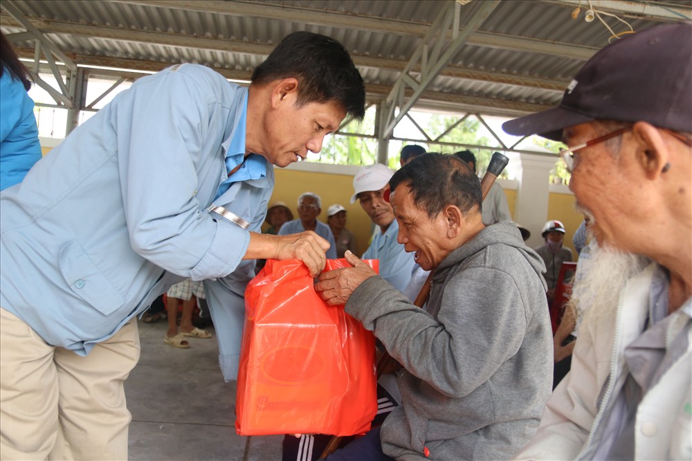 Đại diện Công đoàn Công ty TNHH đóng tàu Hyundai Việt Nam tặng quà cho các bệnh nhân tại bệnh viện da liễu. Ảnh: P.Linh
