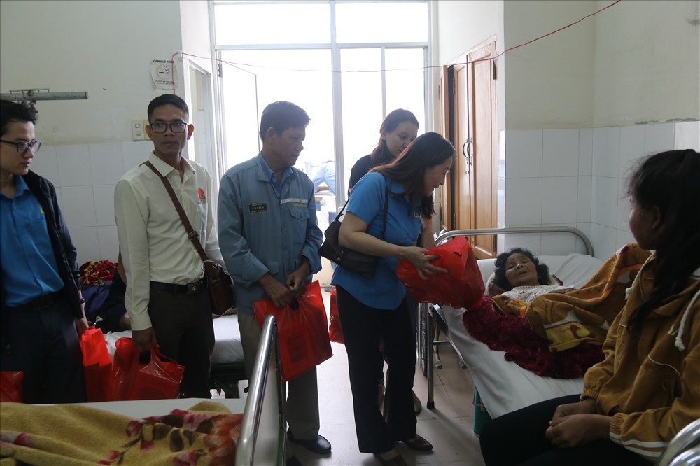 Đại diện LĐLĐ Khánh Hòa và các mạnh thường quân tặng quà cho bệnh nhân nằm tại Bệnh viện đa khoa Khánh Hòa. Ảnh: P.Tín