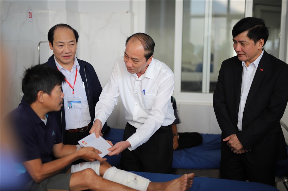 Chủ tịch UBND tỉnh Đắk Lắk Phạm Ngọc Nghị trao quà và hỏi thăm sức khỏe bệnh nhân nghèo. Ảnh: HL