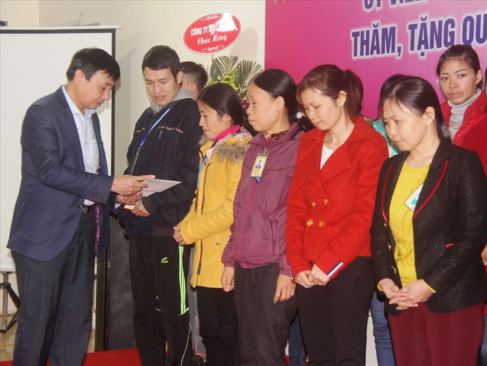 Ông Hoàng Mạnh Hùng, Chủ tịch UBND huyện Gia Viễn tặng quà cho CNLĐ tại Cty Vạn Lợi. Ảnh: NT