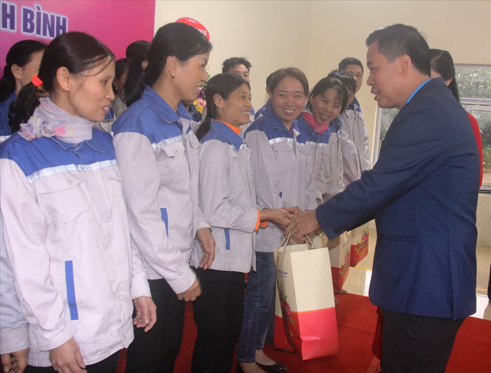 Ông Dương Đức Khanh, Chủ tịch LĐLĐ tỉnh Ninh Bình trao quà cho CNLĐ tại Cty Vạn Lợi. Ảnh: NT
