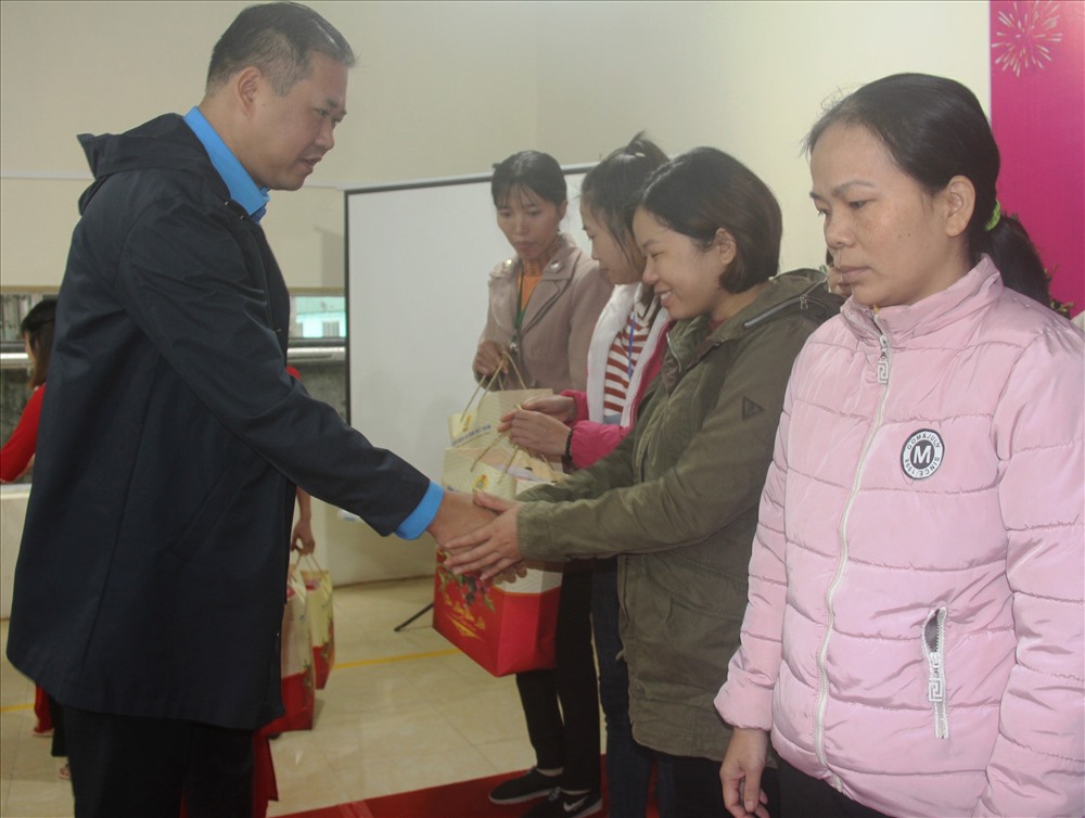 Ông Nguyễn Minh Dũng, Trưởng Ban Tài chính TLĐLĐ Việt Nam trao quà cho CNLĐ tại Cty TNHH Vạn Lợi. Ảnh: NT