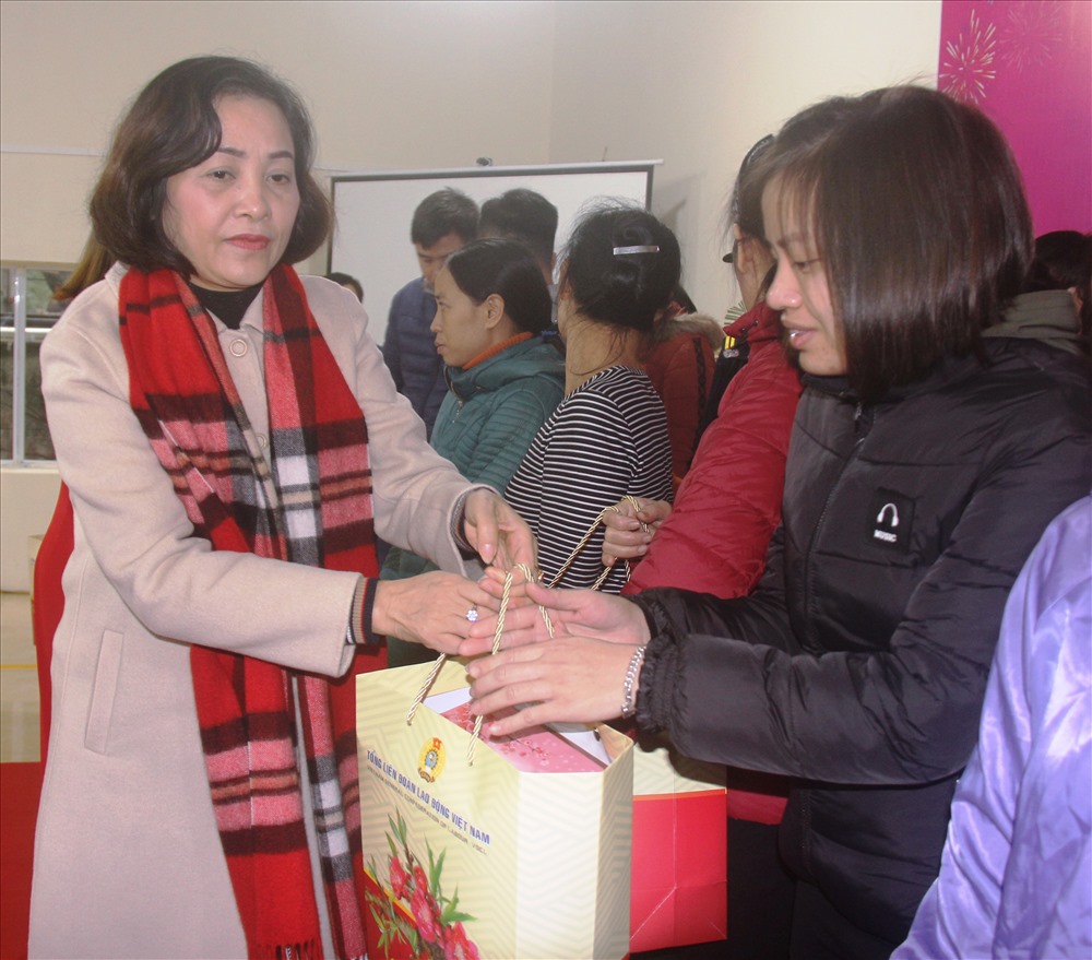 Bà Nguyễn Thị Thanh, Ủy viên Trung ương Đảng, Bí thư Tỉnh ủy Ninh Bình tặng quà cho CNLĐ tại Cty TNHH Vạn Lợi. Ảnh: NT