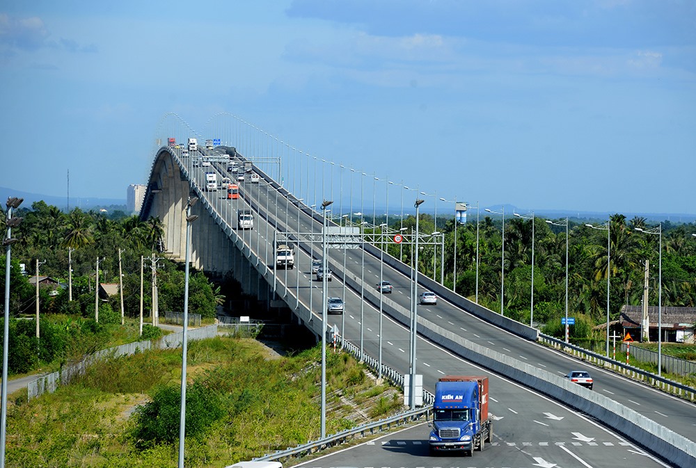 Đường cao tốc TPHCM – Long Thành – Dầu Giây là tuyến đường bộ cao tốc nằm trong tuyến đường bộ cao tốc phía Đông thuộc quy hoạch mạng lưới đường cao tốc Việt Nam từ TPHCM nối quốc lộ 51, sân bay quốc tế Long Thành và quốc lộ 1A. Được khởi công từ năm 2009 với tổng số vốn đầu tư 20.630 tỷ đồng, dự án đường cao tốc TPHCM – Long Thành – Dầu Giây dài 55 km đi qua địa phận TPHCM và Đồng Nai chính thức khánh thành đưa vào khai thác toàn tuyến từ ngày 8.2.2015.