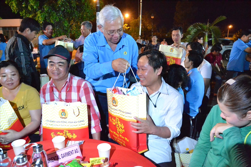 Chủ tịch LĐLĐ An Giang Nguyễn Thiện Phú xuống tận nơi trao quà cho CNLĐ. Ảnh: LT