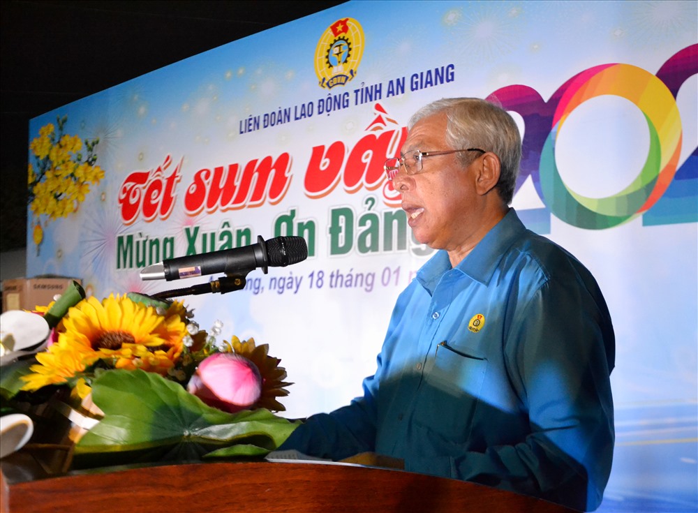 Chủ tịch LĐLĐ An Giang Nguyễn Thiện Phú phát biểu tại Tết sum vầy. Ảnh: LT