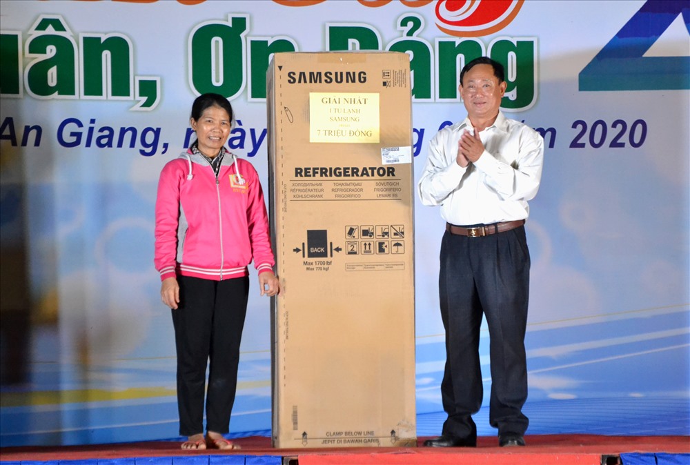 Ông Nguyễn Tiếc Hùng trao giải nhất chiếc tủ lạnh trị giá 7 triệu đồng cho đoàn viên trúng thưởng. Ảnh: LT