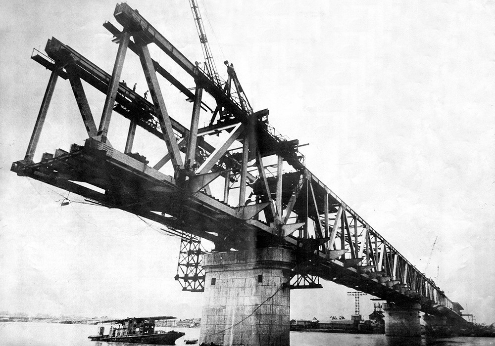 Cầu Thăng Long lúc đang xây dựng cách đây 35 năm.