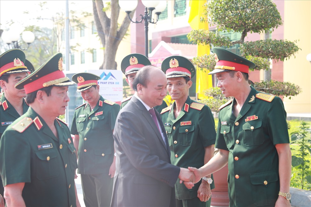 Thủ tướng Nguyễn Xuân Phúc với các cán bộ, sỹ quan của Trường Sỹ quan Lục quân 2_Ảnh: CTV
