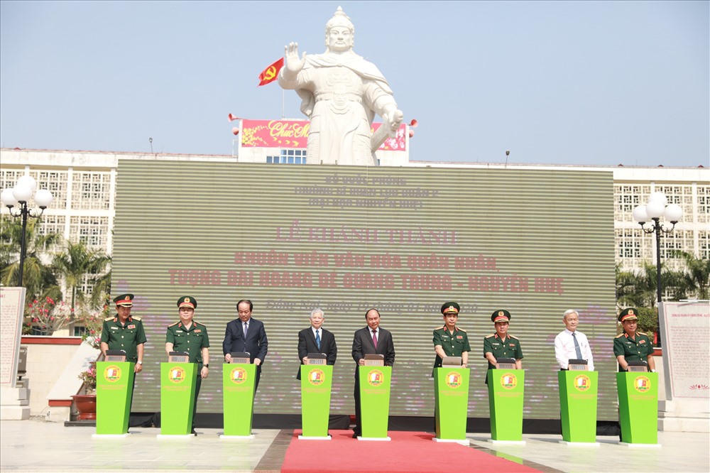 Thủ tướng Nguyễn Xuân Phúc và các đại biểu ấn nút khánh thành công trình Tượng đài Hoàng đế Quang Trung-Nguyễn Huệ_Ảnh: CTV