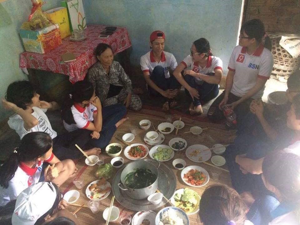 Tình nguyện viên Binhsonnet trang trí nhà cửa, tổ chức cơm tất niên cùng người già neo đơn, không nơi nương tựa. Ảnh: Nguyễn Đức Minh