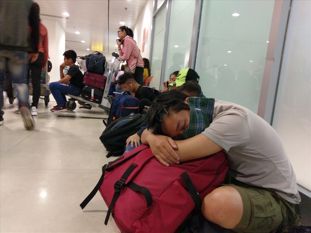 Một số người đến sớm tranh thủ ngủ trước khi vào làm thủ tục gửi hành lý và bay.