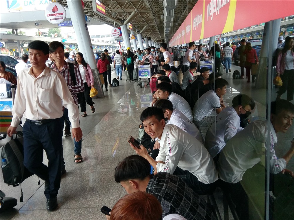 Do ga quốc nội sân bay Tân Sơn Nhất quá tải, nơi vốn là lối đi lại cũng thành nơi nghỉ ngơi của hành khách.