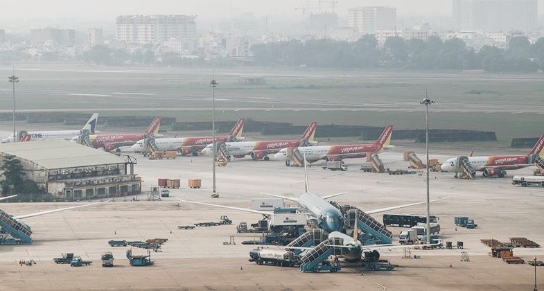 Sân bay Tân Sơn Nhất vào cao điểm phục vụ Tết Canh Tý 2020 phục vụ gần 4 triệu lượt hành khách đi/đến. Dự báo, dịp này trung bình mỗi ngày có khoảng hơn 900 lượt máy bay cất/hạ cánh phục vụ gần 130.000 hành khách.  Ảnh: Tứ Quý