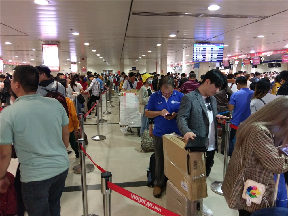 Chiều ngày 19.1 (25 tháng Chạp), nhiều khu vực ga quốc nội sân bay Tân Sơn Nhất luôn trong tình trạng đông nghịt người xếp hàng chờ check in của các hãng hàng không.