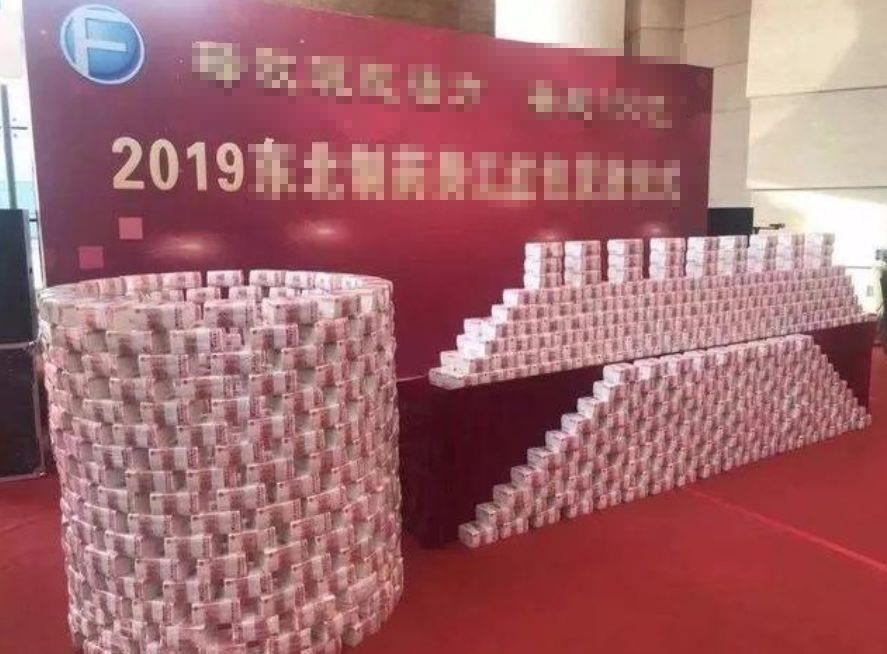 Một công ty dược phẩm ở thành phố Thẩm Dương, Trung Quốc tặng tiền mặt để thưởng cho nhân viên. Ảnh: CGTN.
