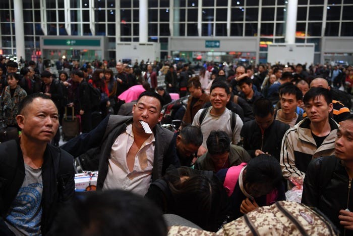 Xuân vận hay Chunyun đã bắt đầu ở Trung Quốc. Trong ảnh là hành khách chờ lên tàu K4526 tại ga tàu hỏa Đông Thâm Quyến,  ở Thâm Quyến, tỉnh Quảng Đông, Trung Quốc. Ảnh: Getty.