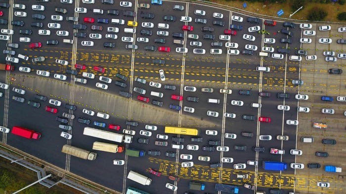 Dù vậy, phần lớn các chuyến đi sẽ bằng ô tô. Chính phủ Trung Quốc ước tính có khoảng 2,43 tỉ chuyến đi bằng đường bộ. Trong ảnh là một đường cao tốc trong kỳ nghỉ lễ năm 2018. Ảnh: Getty.