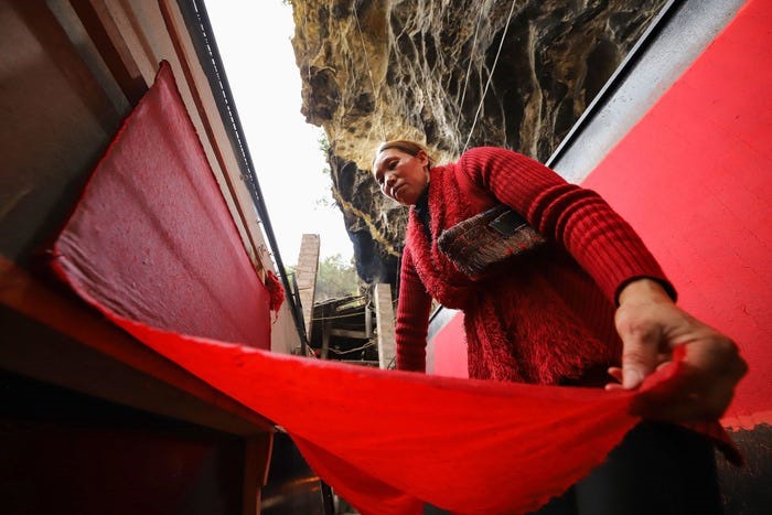 Để đón chào năm mới, ở Trung Quốc thường trang hoàng bằng những vật dụng màu đỏ ở khắp mọi nơi. Màu đỏ tượng trưng cho sự thịnh vượng. Ảnh: AFP/Getty.