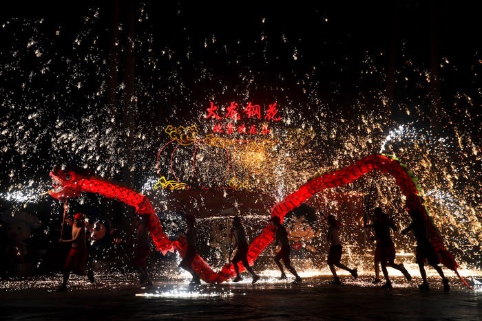Các lễ hội pháo hoa, đèn lồng cũng là một phần của Tết Nguyên đán. Dù vậy, chính phủ Trung Quốc đã giảm thiểu các hoạt động này nhằm cải thiện chất lượng không khí. Tính đến năm 2018, khoảng 444 thành phố đã cấm hoặc hạn chế bắn pháo hoa. Ảnh: AP.