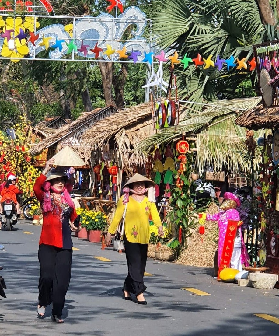 Thiếu nữ mặc áo bà ba đội nói lá đi chợ Tết cũng được tái hiện (ảnh Nhật Hồ)