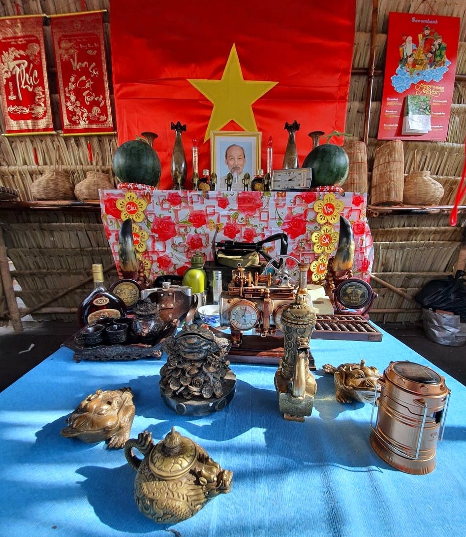 Tết trang trí bàn thờ gia tiên là một nét truyền thống văn hóa của dân tộc (ảnh Nhật Hồ)