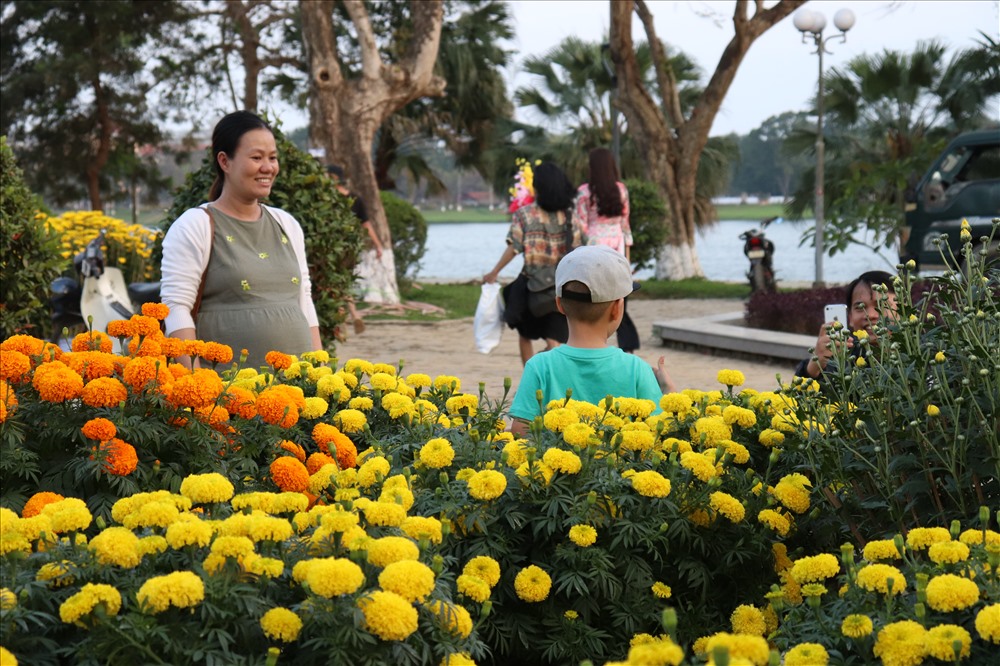 Công viên Thương Bạc là địa điểm quen thuộc, luôn thu hút nhiều người đến mua hoa, ngắm hoa mỗi mùa Xuân về.