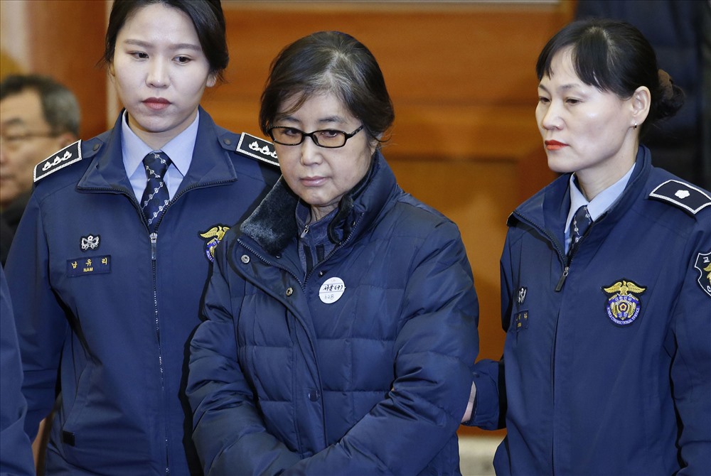 Choi Soon-sil, bạn thân bà Park Geun-hye lĩnh án 20 năm tù. Ảnh: AFP