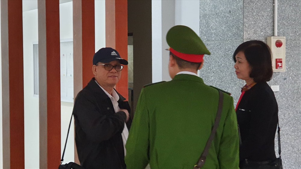 Bị cáo Trần Văn Minh (cựu chủ tịch UBND Đà Nẵng) đeo mũ lưỡi trai hầu tòa.