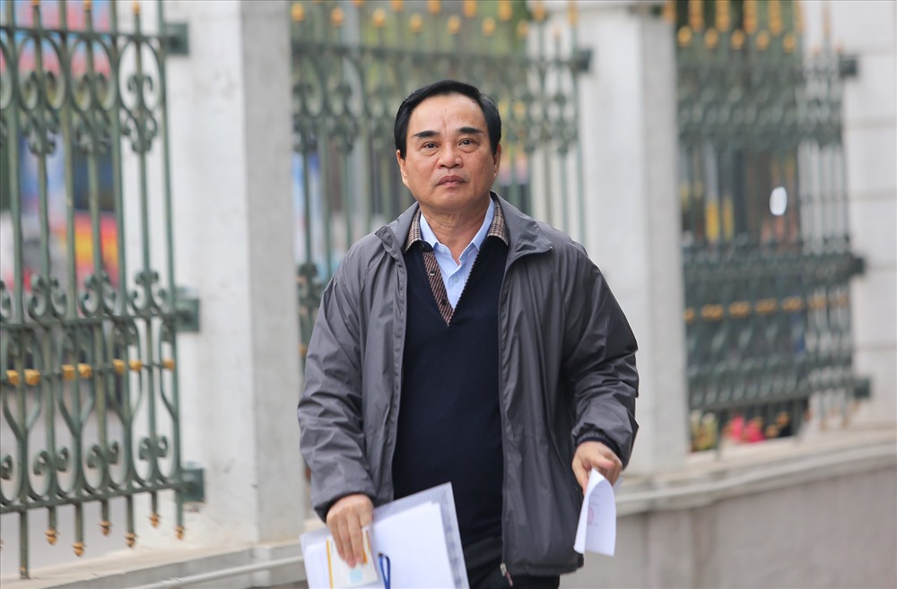Bị cáo Văn Hữu Chiến (cựu chủ tịch Đà Nẵng) hầu tòa trong vụ án sai phạm giao đất công sản cho Phan Văn Anh Vũ.
