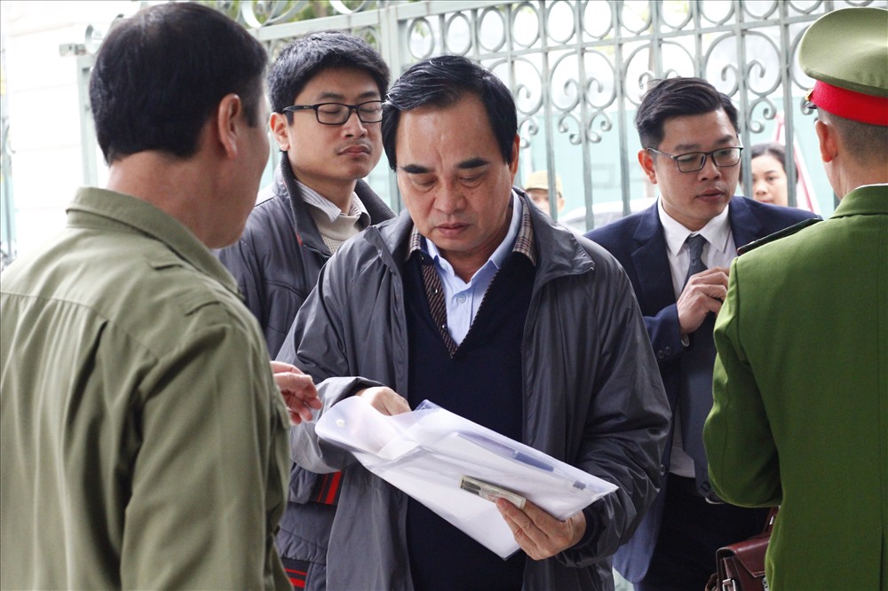 Cựu chủ tịch Đà Nẵng Văn Hữu Chiến làm thủ tục để vào phòng xử án.