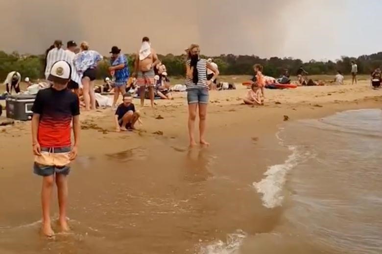 4.000 người Australia vào ngày 31/12/2019 đã đổ ra bờ biển phía Đông nước này và bị mắc kẹt tại đây vì lửa dữ dội từ cháy rừng đã lan đến nhiều thị trấn ven biển.