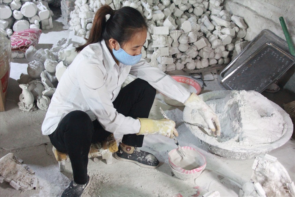 Nắm bắt nhu cầu thị trường dịp Tết Nguyên đán Canh Tý 2020, nhiều lò gốm ở Bát Tràng (Hà Nội) đã tạo ra các mẫu chuột gốm mạ vàng đẹp mắt. Nguyên liệu chính để tạo ra sản phẩm chính là thạch cao. Ảnh: P.Đ