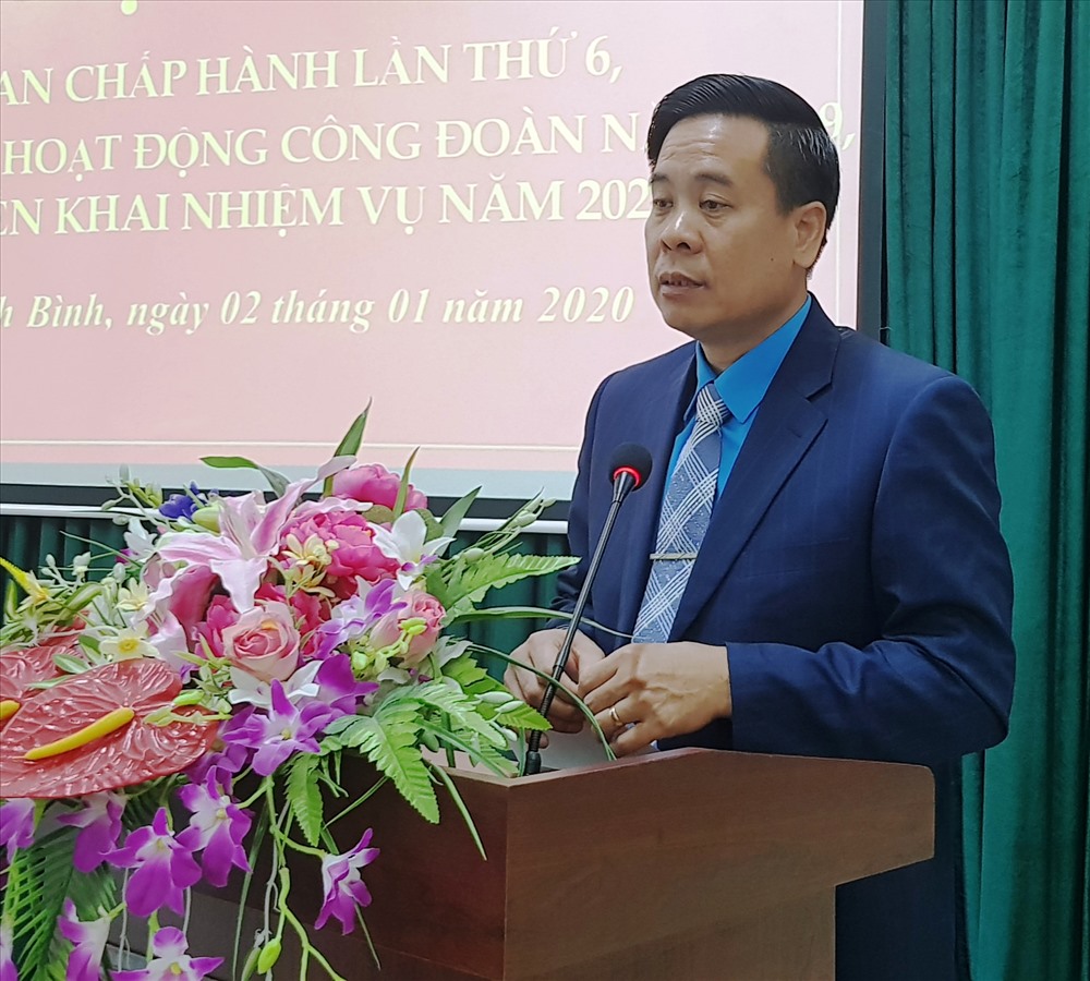 Đồng chí Dương Đức Khanh, Ủy viên BCH Tổng LĐLĐ Việt Nam, Chủ tịch LĐLĐ tỉnh Ninh Bình phát biểu tại hội nghị. Ảnh: NT