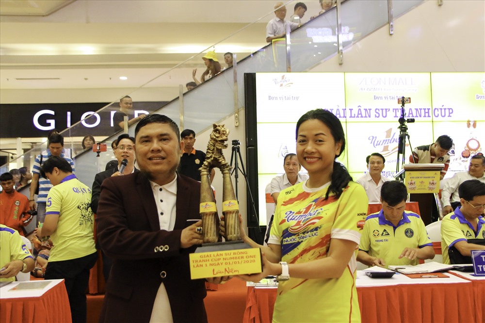 Bà Trần Uyên Phương, Phó tổng giám đốc Tập đoàn Tân Hiệp Phát trao chiếc Cup Number 1 cho đại diện BTC. Chiếc Cup mô phỏng con lân đứng trên Mai hoa thung là 4 chai Nước tăng lực Number 1.