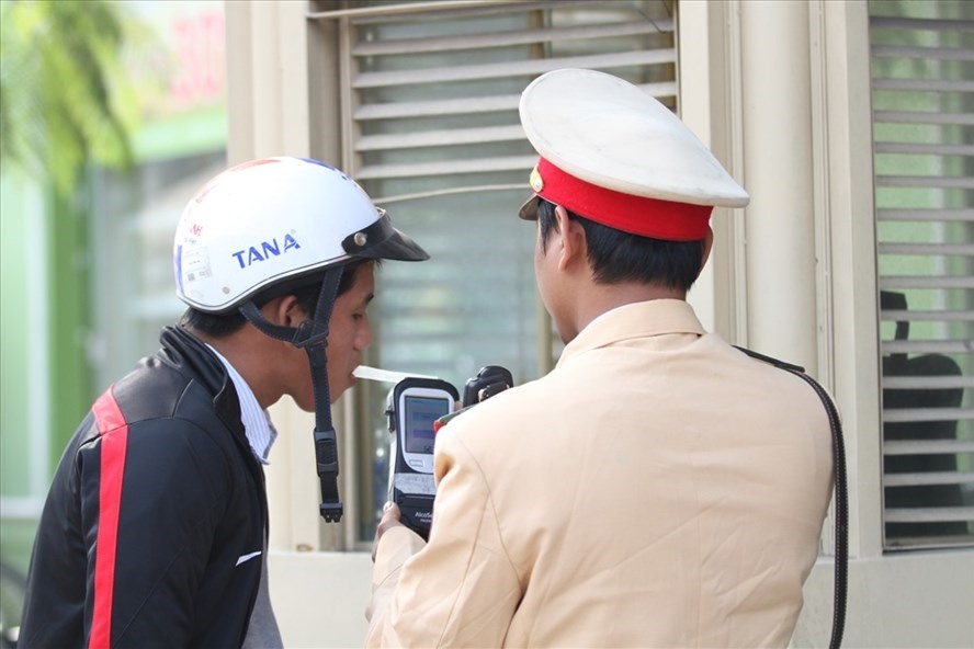 Lực lượng CSGT kiểm tra nồng độ cồn người tham gia giao thông. Ảnh: Hải Nguyễn