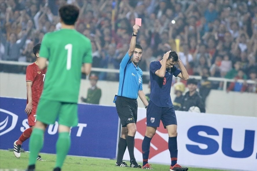 Supachai Jaided nhận thẻ đỏ trực tiếp ở vòng loại U23 Châu Á 2020 hồi tháng 3 tại Hà Nội. Ảnh: H.A