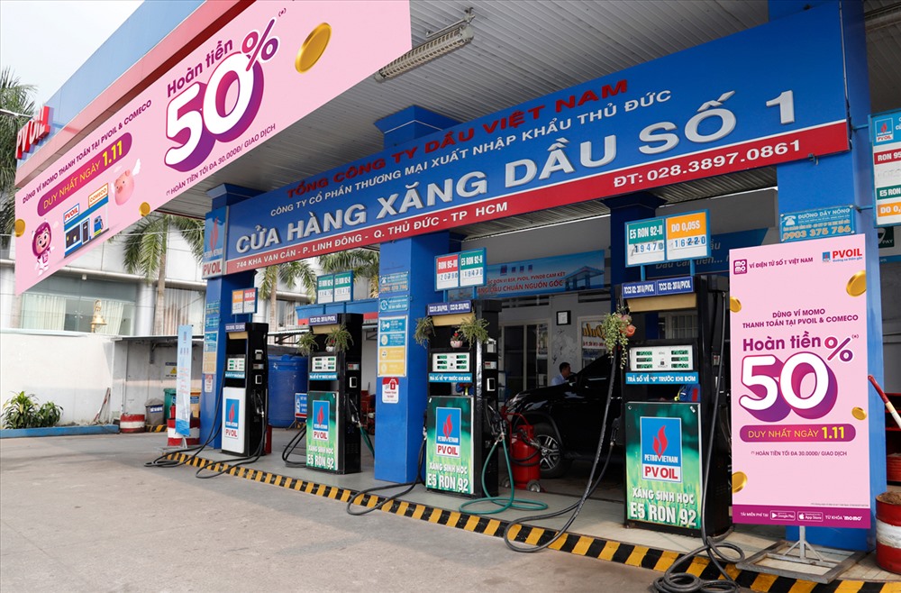 Thanh toán trực tuyến (mua xăng thanh toán qua ví điện tử) là một trong những dịch vụ thuộc kinh tế số đang phát triển mạnh tại thị trường Việt Nam. Ảnh: H.P