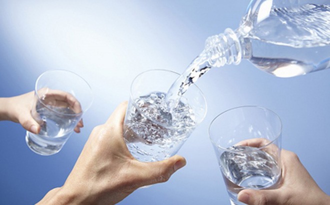 Uống một ngày đủ 2-2,5 lít nước để cơ thể tự đào thải chất độc trong cơ thể. Ảnh: T. L.