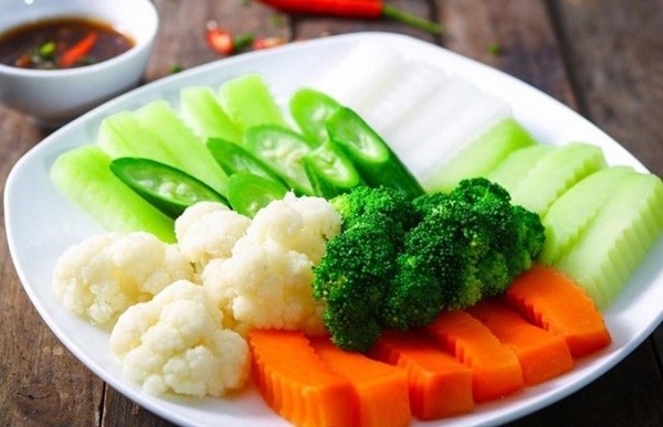 Hãy bổ sung những thực phẩm tốt cho sức khỏe như rau củ vào bữa cơm hàng ngày.