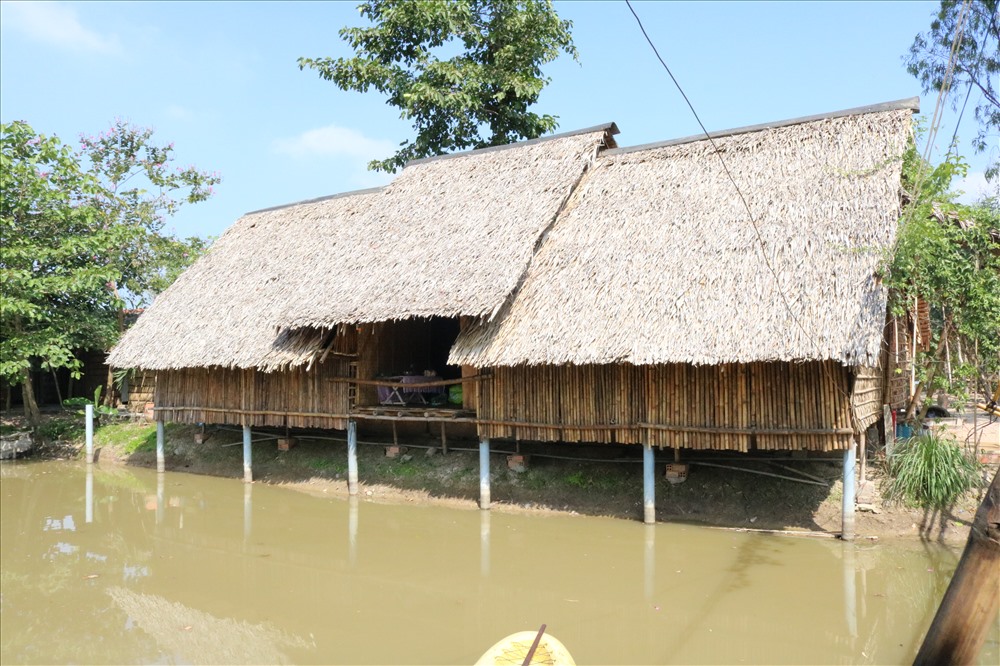 Khu phòng tập thể làm bằng tre. Ảnh: Lan Ngô