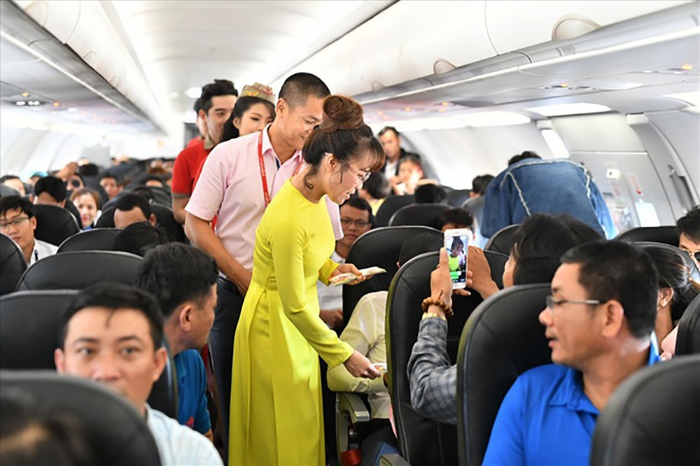 CEO Vietjet Nguyễn Thị Phương Thảo chúc tết hành khách trên một chuyến bay ngày 30 Tết.