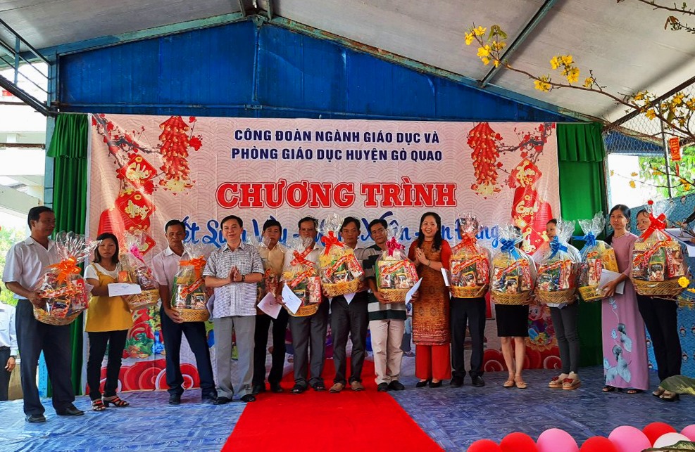 Chương trình Tết sum vầy do Công đoàn ngành Giáo dục Kiên Giang tổ chức tại huyện Gò Quao. Ảnh: LTM