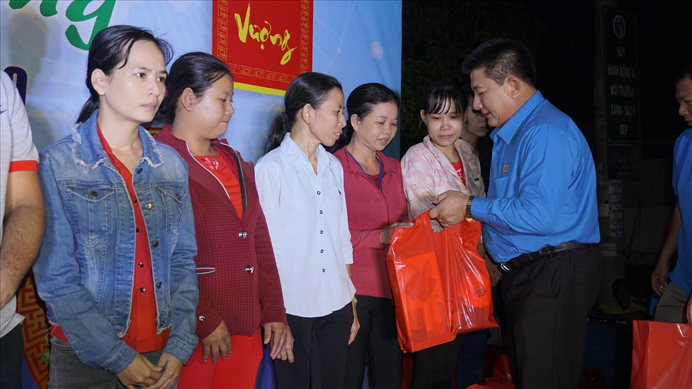 Các đại biểu trao tặng quà và vé xe cho CNLĐ về quê đón tết Canh Tý năm 2020.
