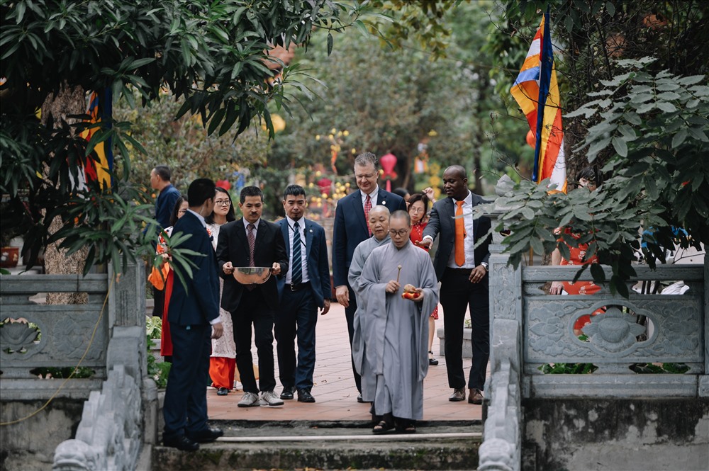 Đại sứ Mỹ Daniel Kritenbrink thả cá chép tiễn ông Công ông Táo ở chùa Kim Liên ngày 22 tháng Chạp. Ảnh: Đỗ Linh
